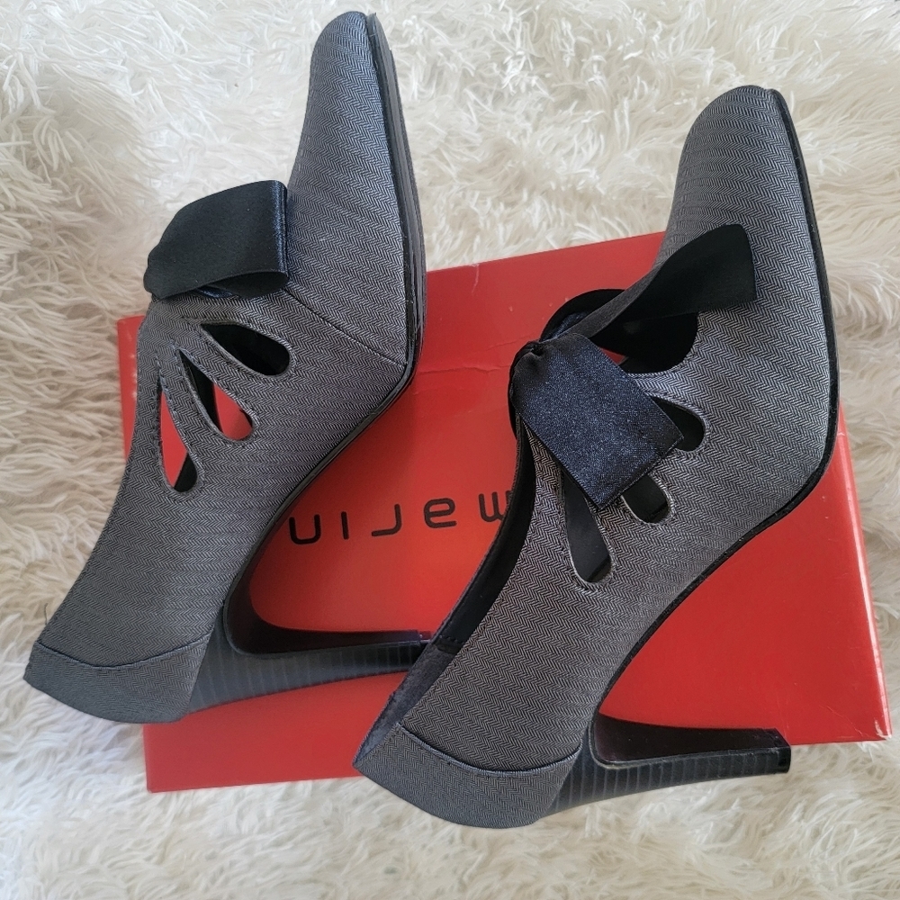 Ann Marino grey and black bow tie shooties, size 9.